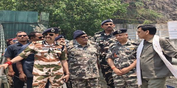 केंद्रीय गृह राज्य मंत्री नित्यानंद राय पिथौरागढ़ जिले के धारचूला स्थित भारत-नेपाल अंतरराष्ट्रीय सीमा क्षेत्र का निरीक्षण करते हुए। केंद्रीय गृह राज्य मंत्री नित्यानंद राय पिथौरागढ़ जिले के धारचूला स्थित भारत-नेपाल अंतरराष्ट्रीय सीमा क्षेत्र का निरीक्षण करते हुए।