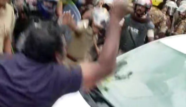 तिरुवनंतपुरम में ईडी अधिकारियों के काफिले पर हमले की तस्वीर