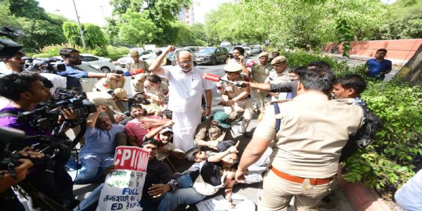 सीपीआई (एम) के महासचिव एम ए बेबी के नेतृत्व में कार्यकर्ता विरोध प्रदर्शन करते हुए। सीपीआई (एम) के महासचिव एम ए बेबी के नेतृत्व में कार्यकर्ता विरोध प्रदर्शन करते हुए।