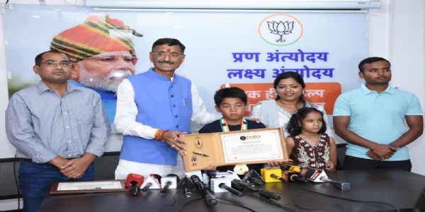 नन्ही उम्र में समुद्र की लहरों पर तैरने वाला इशांक राष्ट्र का गौरव : सेठ