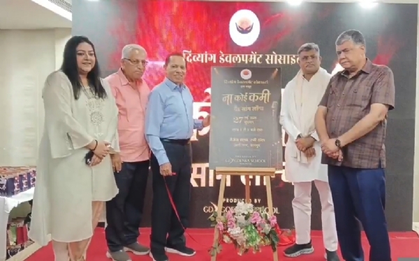 गाना लांच करते हुए गाना लांच करते हुए