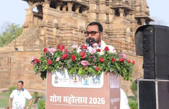 खजुराहो में योग दिवस के काउंटडाउन महोत्सव को संबोधित करते हुए केन्द्रीय आयुष मंत्री जाधव