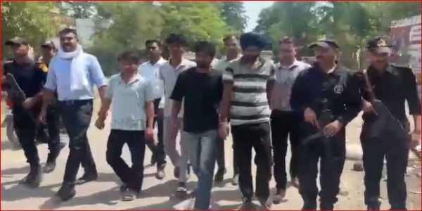 आतंकियाें काे ले जाती एटीएस टीमें आतंकियाें काे ले जाती एटीएस टीमें