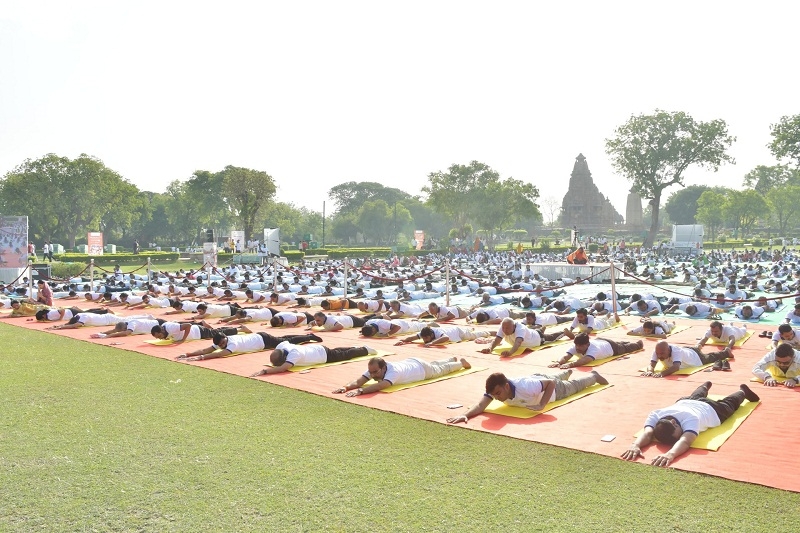 खजुराहो में योग दिवस के काउंटडाउन महोत्सव में योग करते हुए