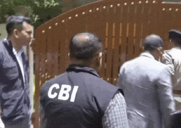 गिरिबाला सिंह के घर पहुंची सीबीआई की टीम गिरिबाला सिंह के घर पहुंची सीबीआई की टीम