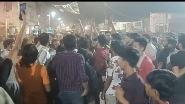 बकरा मंडी में हंगामा करते लोग