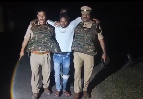 मुठभेड़ में घायल युवक को ले जाती पुलिस की फोटो मुठभेड़ में घायल युवक को ले जाती पुलिस की फोटो