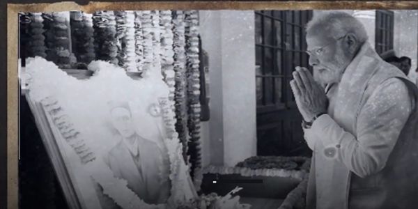 प्रधानमंत्री नरेन्द्र मोदी ने वीर सावरकर को याद करते हुए एक्स पर एक वीडियो भी साझा किया। यह फोटो उसी वीडियो से तैयार किया गया है। प्रधानमंत्री नरेन्द्र मोदी ने वीर सावरकर को याद करते हुए एक्स पर एक वीडियो भी साझा किया। यह फोटो उसी वीडियो से तैयार किया गया है।