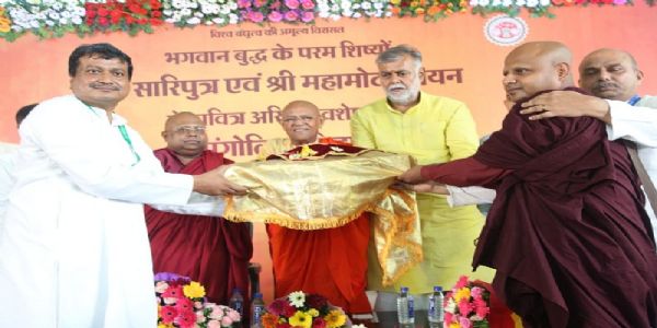 भोपाल से भगवान बुद्ध के परम शिष्यों के पवित्र अस्थि अवशेष रवाना करते हुए भोपाल से भगवान बुद्ध के परम शिष्यों के पवित्र अस्थि अवशेष रवाना करते हुए