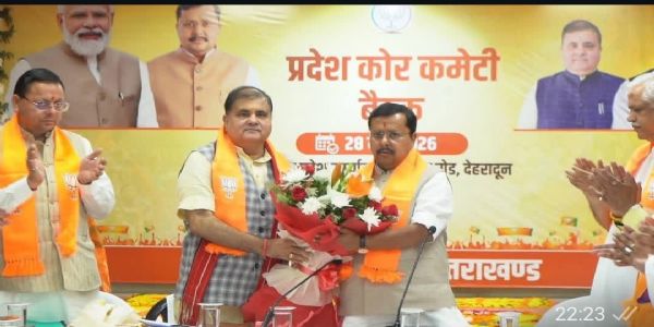 भाजपा प्रदेश अध्यक्ष महेंद्र भट्ट राष्ट्रीय अध्यक्ष का स्वागत करते हुए। भाजपा प्रदेश अध्यक्ष महेंद्र भट्ट राष्ट्रीय अध्यक्ष का स्वागत करते हुए।