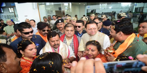 भाजपा के राष्ट्रीय अध्यक्ष नितिन  नवीन का मुख्यमंत्री जौलीग्रांट एयरपोर्ट पर मुख्यमंत्री स्वागत करते हुए।