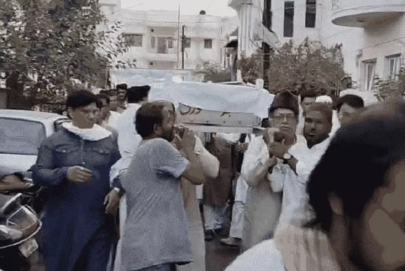 जनाजे में बड़ी संख्या में शामिल हुए लोग