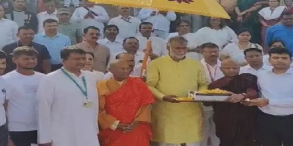 सांची से भगवान बुद्ध के परम शिष्यों के अस्थि कलश रवाना करते हुए सांची से भगवान बुद्ध के परम शिष्यों के अस्थि कलश रवाना करते हुए