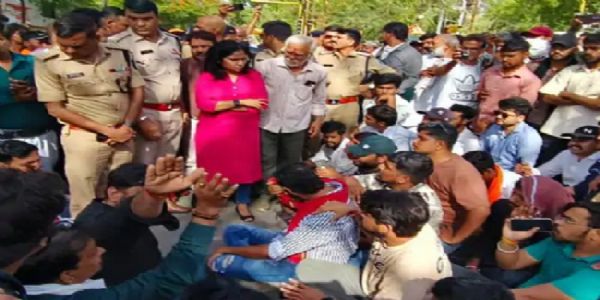 अपर कलेक्टर प्रदर्शनकारियों से बात करते हुए