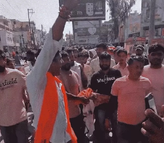 रतलाम में प्रदर्शन करते हुए हिंदू कार्यकर्ता