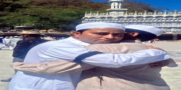 नमाज के दौरान हाथ में काली पट्टी बांधे एक-दूसरे को ईद की बधाई देते मुस्लिम समुदाय के लोग। नमाज के दौरान हाथ में काली पट्टी बांधे एक-दूसरे को ईद की बधाई देते मुस्लिम समुदाय के लोग।