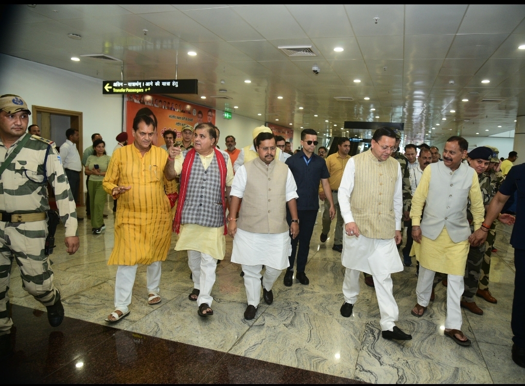 भाजपा के राष्ट्रीय अध्यक्ष नितिन  नवीन का मुख्यमंत्री जौलीग्रांट एयरपोर्ट पर मुख्यमंत्री स्वागत करते हुए।
