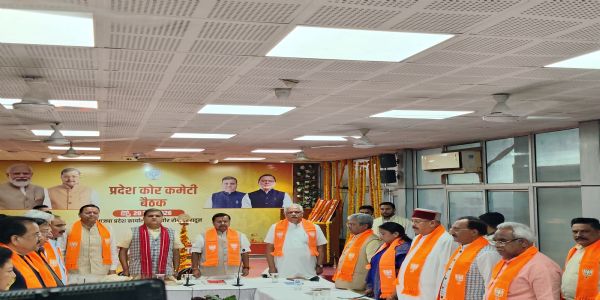 बीएल संतोष का स्वागत करते मुख्यमंत्री धामी। बीएल संतोष का स्वागत करते मुख्यमंत्री धामी।