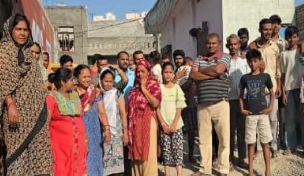 पानीपत, पानी को सप्लाई नहीं होने से परेशान लोग आये सड़क पर