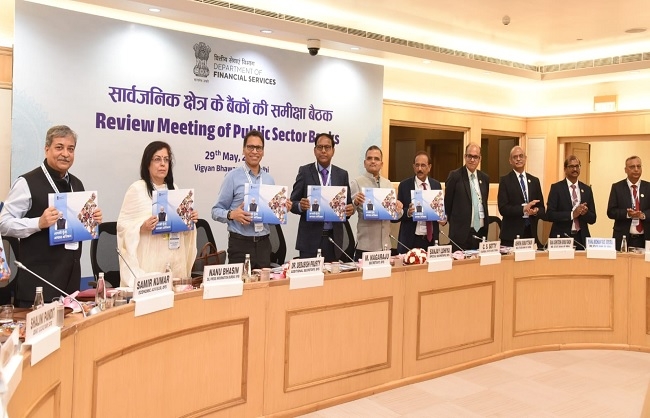 सार्वजनिक क्षेत्र के बैंकों के प्रदर्शन की समीक्षा बैठक का जारी फोटो