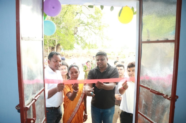 नव निर्मित भवन का उद्घाटन करते विधायक जगत माझी और चाभी सौंपते उपायुक्त मनीष कुमार,भाषण देते