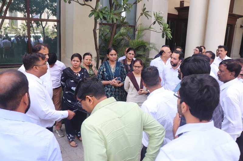 इंदौर में ब्रिक्स कृषि सम्मेलन की तैयारियों का जायजा लेते हुए अधिकारीगण इंदौर में ब्रिक्स कृषि सम्मेलन की तैयारियों का जायजा लेते हुए अधिकारीगण