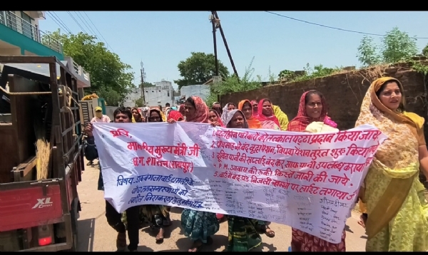 हस्ताक्षर लिखे बैनर को लेकर पदयात्रा निकालते हुए वार्डवासी। हस्ताक्षर लिखे बैनर को लेकर पदयात्रा निकालते हुए वार्डवासी।