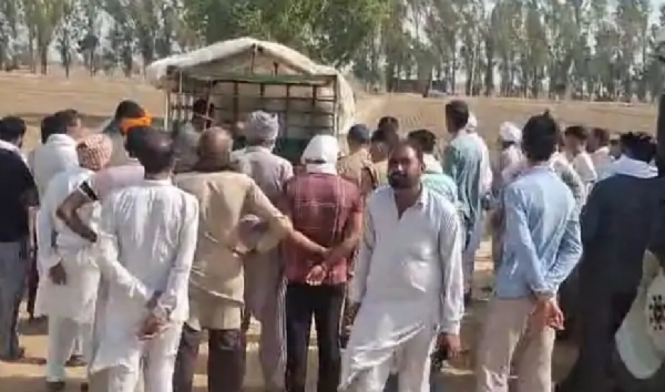 घटनास्थल पर एकत्रित ग्रामीण। घटनास्थल पर एकत्रित ग्रामीण।