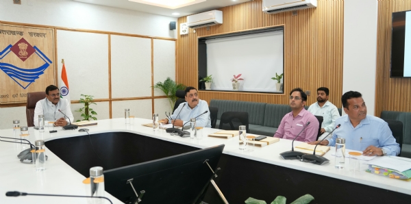 बैठक में अधिकारियों को निर्देश देते मुख्य सचिव।