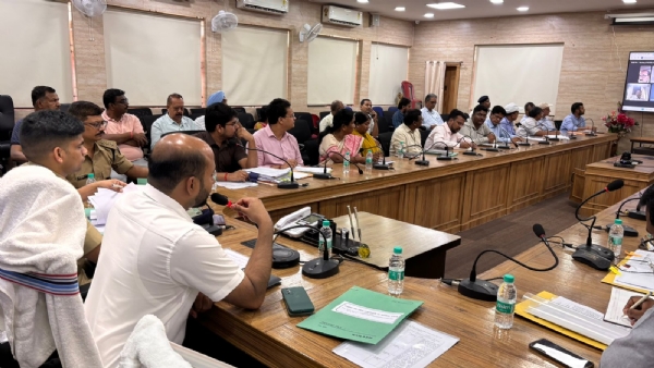 बैठक में शामिल अधिकारी