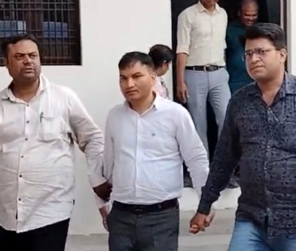 कन्नौज: विजिलेंस टीम ने सब-रजिस्ट्रार को रिश्वत लेते धर दबोचा कन्नौज: विजिलेंस टीम ने सब-रजिस्ट्रार को रिश्वत लेते धर दबोचा