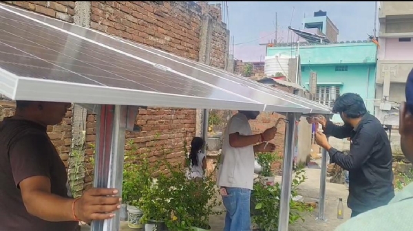 सोलर लगाते लोग