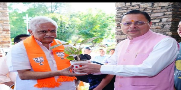 मुख्यमंत्री राष्ट्रीय संगठन महामंत्री बीएल संतोष का स्वागत करते  हुए।