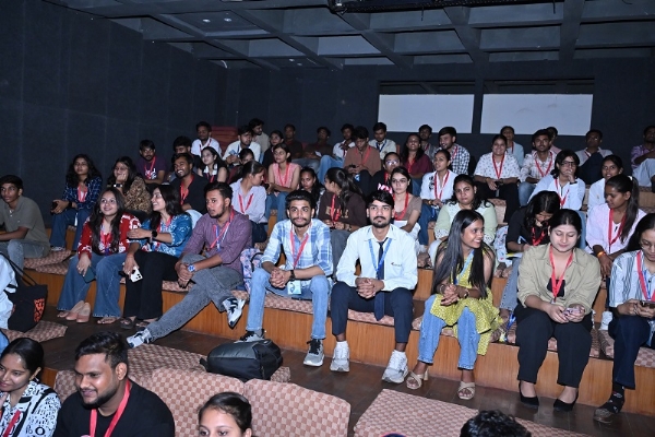 मप्रः सदानीरा समागम में जल संरक्षण पर डॉक्यूमेंट्री देखते हुए युवा मप्रः सदानीरा समागम में जल संरक्षण पर डॉक्यूमेंट्री देखते हुए युवा