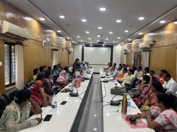 कार्यालय में बैठक में बैठे हुए सरपंच संघ के सदस्य। कार्यालय में बैठक में बैठे हुए सरपंच संघ के सदस्य।