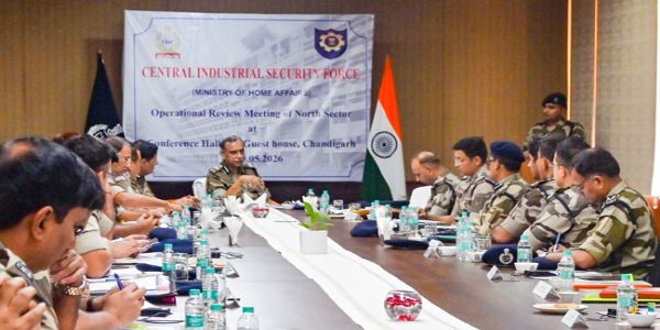 (सीआईएसएफ) के महानिदेशक प्रवीर रंजन अधिकारियाें की बैठक लेते हुए
