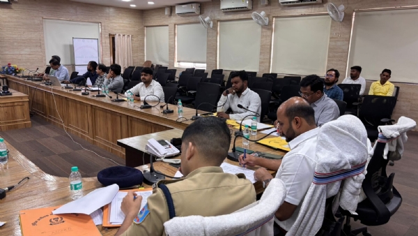 बैठक में शामिल अधिकारी बैठक में शामिल अधिकारी