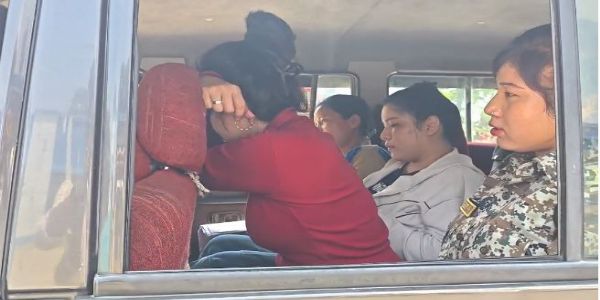 पकड़ी गई महिलाओं को ले जाती पुलिस पकड़ी गई महिलाओं को ले जाती पुलिस
