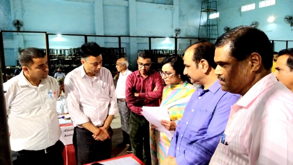 मतगणना रिहर्सल के दौरान। मतगणना रिहर्सल के दौरान।