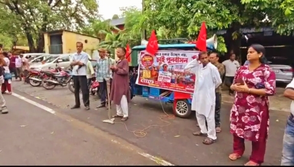 गेट पर विरोध प्रदर्शन करते गेट पर विरोध प्रदर्शन करते