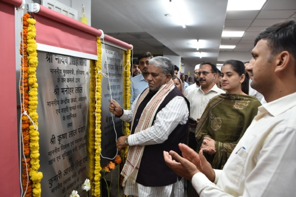 पानीपत के सिविल अस्पताल में विभिन्न योजनाओं का शिलान्यास करते कैबिनेट मंत्री कृष्ण लाल पवार। पानीपत के सिविल अस्पताल में विभिन्न योजनाओं का शिलान्यास करते कैबिनेट मंत्री कृष्ण लाल पवार।