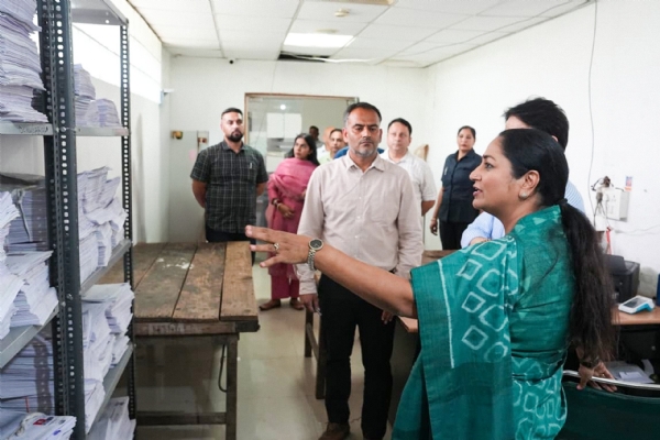 रोहिणी सेक्टर-16 स्थित अंबेडकर भवन में राजस्व विभाग के ई-सब-रजिस्ट्रार कार्यालय औचक निरीक्षण  करती मुख्यमंत्री रेखा गुप्ता