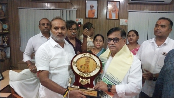 विधायक भास्कर भट्टाचार्य को सम्मानित करने चेयरमैन