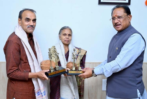 मुख्यमंत्री साय पद्मश्री से सम्मानित दंपति डॉ. सुनीता गोडबोले और डॉ. रामचंद्र गोडबोले से मुलाकात की मुख्यमंत्री साय पद्मश्री से सम्मानित दंपति डॉ. सुनीता गोडबोले और डॉ. रामचंद्र गोडबोले से मुलाकात की