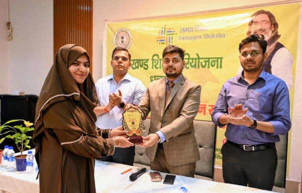 स्टेट टॉपर राशिदा नाज को मोमेंटो देकर सम्मानित करते उपायुक्त स्टेट टॉपर राशिदा नाज को मोमेंटो देकर सम्मानित करते उपायुक्त