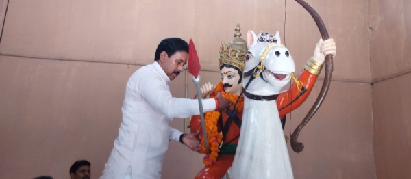 महाराजा सुहेलदेव की प्रतिमा पर पुष्पार्पित करते श्रम मंत्री महाराजा सुहेलदेव की प्रतिमा पर पुष्पार्पित करते श्रम मंत्री