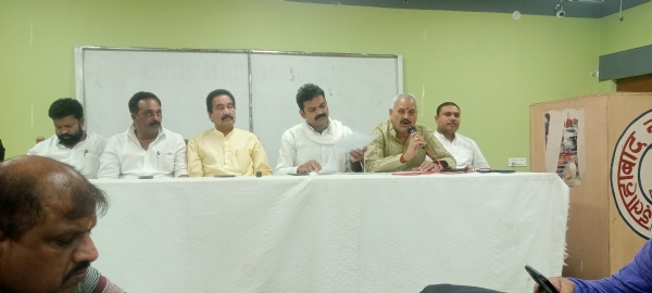 मीडिया से वार्ता करते हुए कांग्रेस नेताओं का छाया चित्र