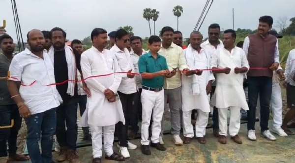 उद्घाटन करते अतिथि उद्घाटन करते अतिथि
