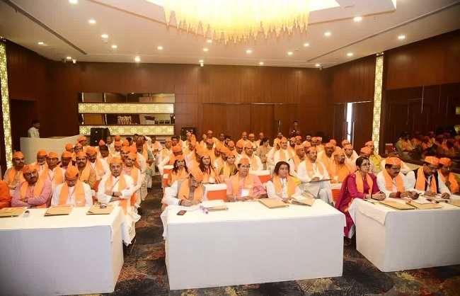 बैठक में उपस्थित भाजपा प्रदेश पदाधिकारी।