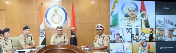 हरियाणा पुलिस महानिदेशक अधिकारियाें की बैठक लेते हुए